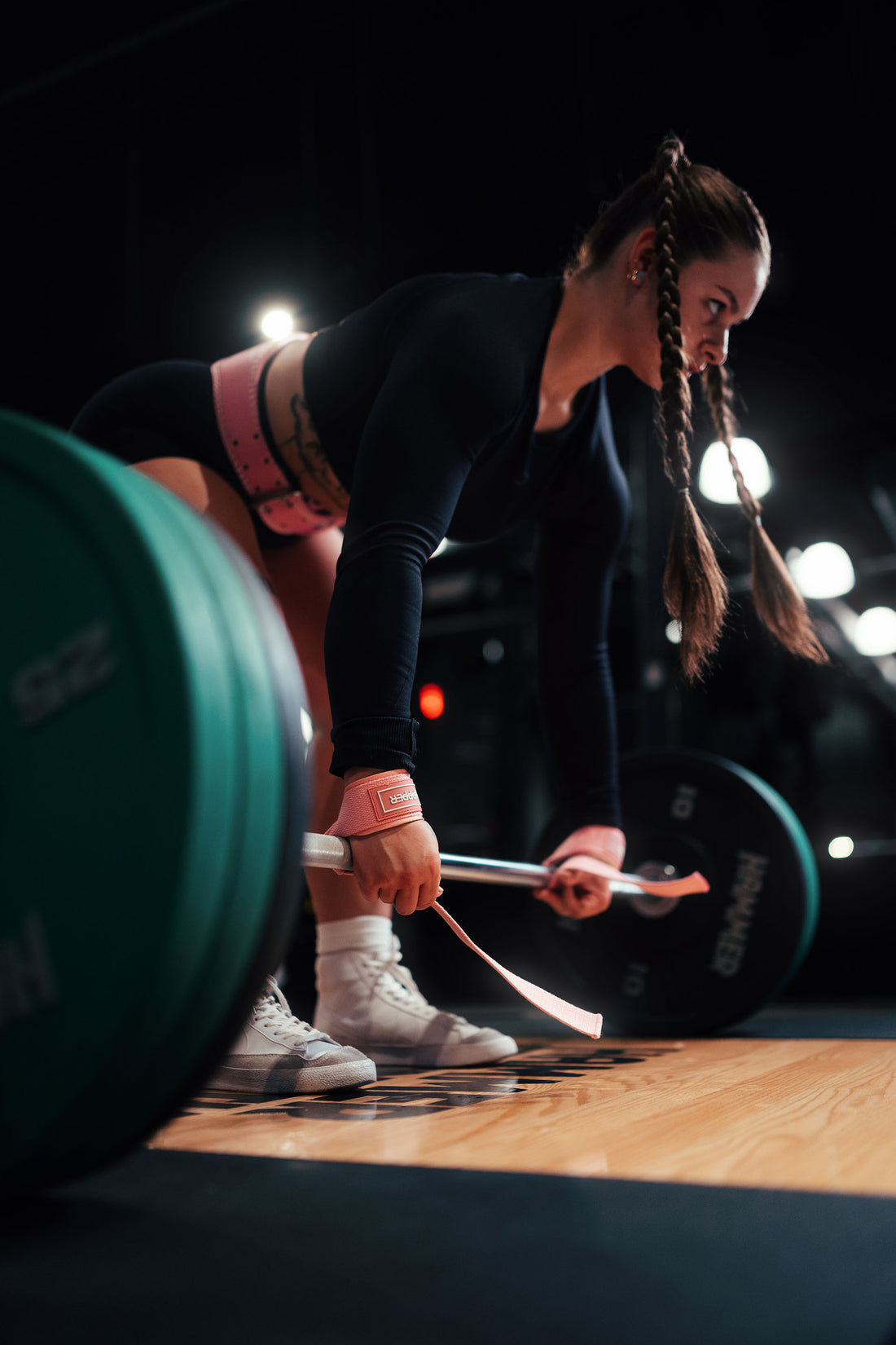 woman deadlifting with uppper lifting gear